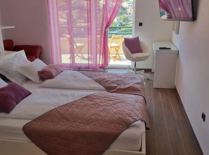 Relax , With Seaview And Two Pools Near Stari Grad